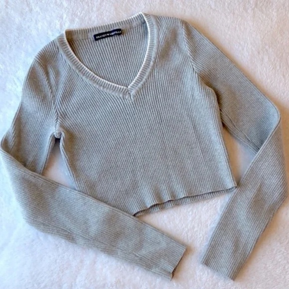 Brandy Melville Milena Sweater - Picture 3 of 6